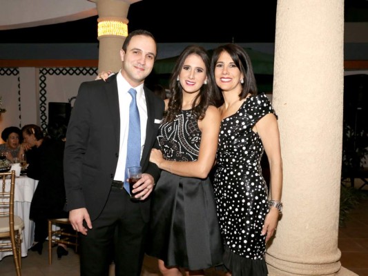 Enrique Jaar Con Liesel y Dina Mena