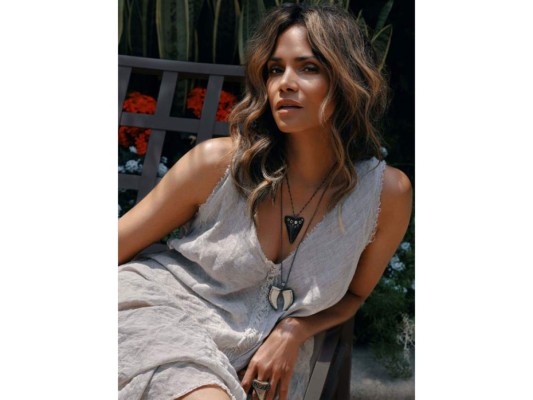 Halle Berry, ganadora del Oscar ha tenido sus etapas oscuras. Tras el fin de su primer matrimonio con la estrella de los Bravos de Atlanta, David Justice, Halle quedó tan afectada que intentó suicidarse. “Estaba sentada dentro de mi auto, dejé que el gas entrara y en ese momento vi una imagen de mi madre que acudía por mí”, comentó en una entrevista. Fue entonces que comenzó a hacer terapia y aprendió a buscar relaciones más saludables.