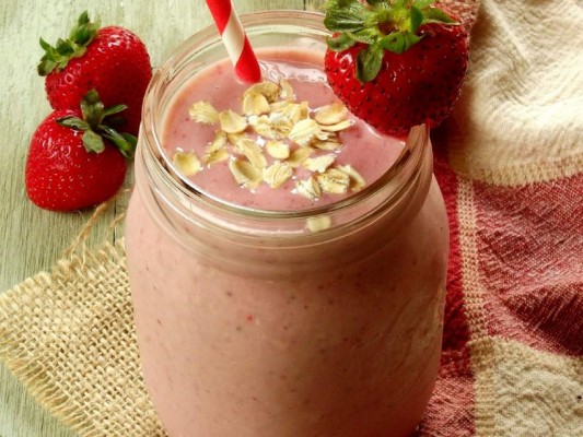 Smoothie de avena<br/>Para el desayuno<br/><br/>Ingredientes<br/>1/4 taza de fresas congeladas<br/>1/3 banano congelado<br/>2 cucharadas de avena en hojuelas cocida<br/>2 cucharaditas de almendras<br/>1/2 taza de leche de almendras<br/>1 cucharada sopera de proteína en polvo (la puedes encontrar en cualquier tienda de productos fitness o naturales)<br/>Agua<br/><br/>Licua todo hasta que se integre bien y sirve de inmediato.