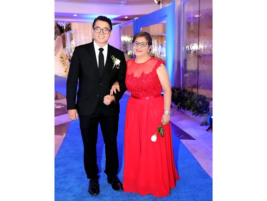 Los Seniors 2019 de la Del Campo International School despiden High School con una distinguida gala