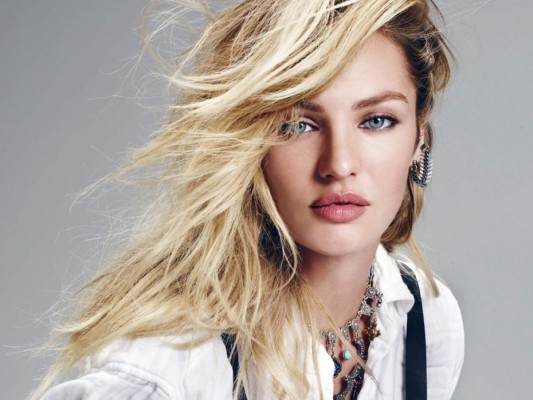 Presta atención al resto de aspectos que rodean tu rostro. Candice Swanepoel dijo una vez, 'Todo tiene que ver con el pelo' añadió 'Es importante que compruebes que está ligeramente despeinado'.