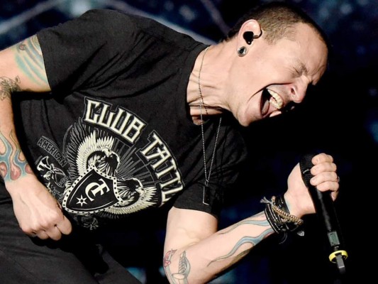 Chester Bennington, vocalista de la banda de rock Linkin Park, se suicidó a los 41. Bennington, quien se casó en dos ocasiones y tuvo seis hijos, apareció ahorcado en una residencia de Palos Verdes Estates, cerca de Los Ángeles, las causas una fuerte depresión