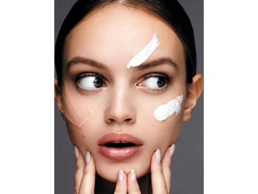 UTILIZA LA BASE IDEAL. Elegir mal el color de una base de maquillaje puede hacerte parecer más grande o un mimo. Un rostro con un make up minimalista (tonos claros en rubores y labiales) ilumina la piel. No es recomendable delinear la línea inferior del ojo con colores oscuros, la mirada decae. Ni hablar de las sombras cremosas metalizadas que acentúan los pliegues del párpado. Mejor las mates o finalmente las satinadas si quieres un poco de brillo.