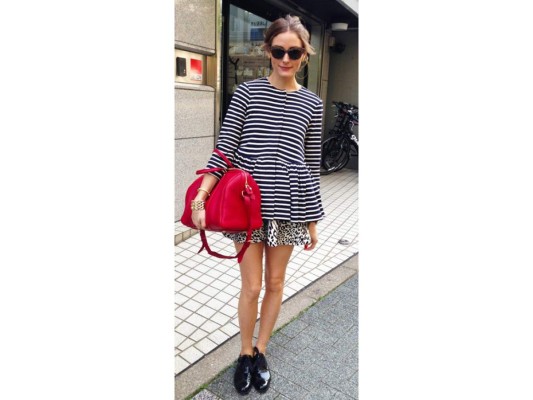 Quien mas que Olivia Palermo se atreve a combinar rayas con animal prints? Y como complemento final un bolso en rojo