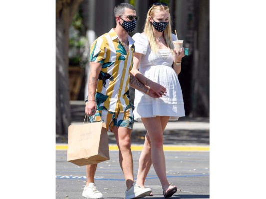 Sophie Turner<br/><br/>¡La actriz junto a su esposo Joe Jonas están a punto de dar la bienvenida a su primer bebé! Ya están viviendo la recta final del embarazo, los jóvenes también han estado llevando la situación con bastante discreción y las fotos que hemos podido ver de ella luciendo su pancita, son muy pocas. Su embarazo salió a la luz en febrero. Recibieron a Willa Jonas en julio.<br/>