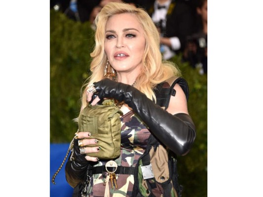 Madonna<br/>'Monstruo peludo' así era conocida la Reina del Pop por sus vecinos y compañeros de escuela, pero eso no fue motivo para que Madonna se quedara callada, en protesta y defensa se dejó crecer los vellos de las axilas.
