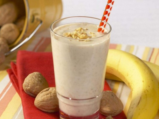 Batido de nuez: Prepáralo con media taza de nueces, una taza de yogurt light natural, medio litro de leche descremada y puedes añadir a tu gusto un cuarto de taza de pasas y vainilla líquida.