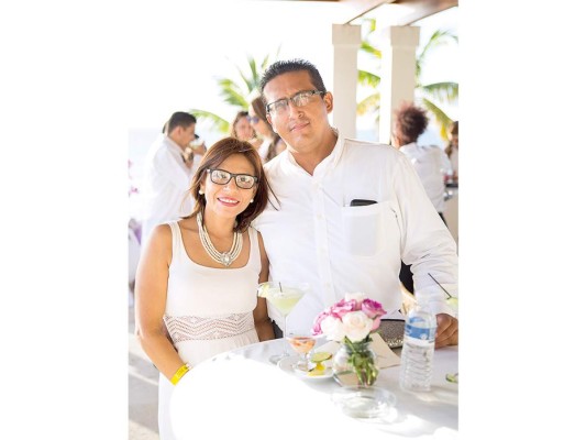 Albert García y Noren Caballero se casan en Roatán  