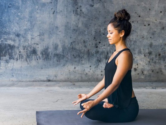 <br/>#2 Medita <br/><br/>Calma tu mente con unos momentos de meditación. La practica tiene muchos beneficios para tu salud, incluyendo un mejor sueño. Recita unos mantras antes de quedarte dormida en la noche.<br/>