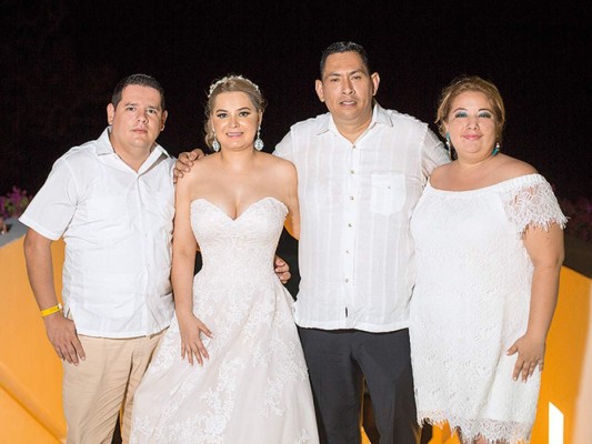 Albert García y Noren Caballero se casan en Roatán  