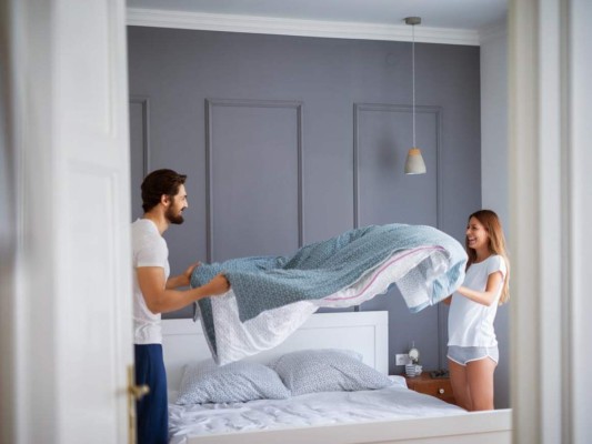 Limpia el desorden: Muchos internautas opinan que lo más óptimo para iniciar el día es tendiendo la cama, es como decir empezar con el pie derecho. Cuando sentimos que nuestra casa está desordenada, hay caos, así que trata que todo lo que veas se encuentre en orden, pues tu mente se recarga de energía.