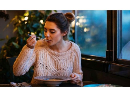 Come despacio<br/>Recuerda que lo esencial es tomarnos por lo menos 20 minutos para comer.<br/>