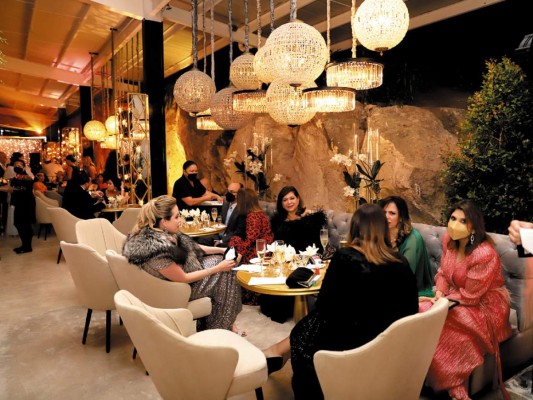Los invitados disfrutaron en las salas lounge dispuestas en áreas que integraban el interior con el exterior, e iluminadas por modernos chandeliers
