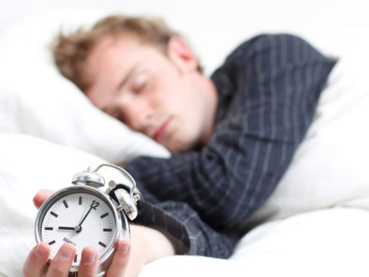 Duerme bien: Está científicamente comprobado que si duermes poco puedes tener un cuerpo fatigado, además de alterar la fisiología neuroendocrina. Lo ideal que debes dormir debería estar dentro de 7 a 8 horas; para que este sea un sueño reparador debe ser en un horario constante. Según lo menciona la neuróloga Ilene Ruhoy: ''Nuestros cerebros son órganos circadianos y prosperan al acostarse y despertarse a la misma hora cada ciclo de 24 horas''.