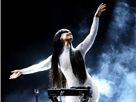 La icónica Alicia Keys sorprendió a todos, no solo con su cambio de look, también con su impresionante voz al cantar 'Love Knows Better'.