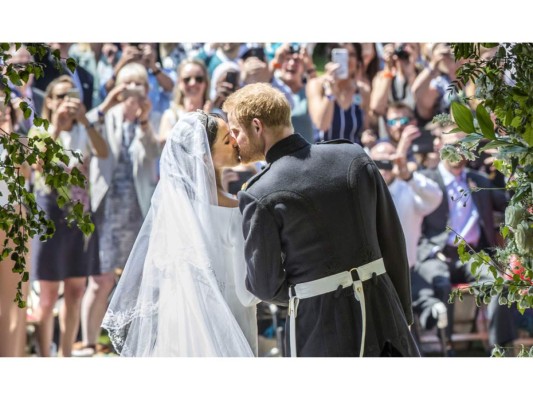 Meghan Markle y el Príncipe Harry dándose el beso, en el atrio de la capilla de San Jorge del castillo de Windsor, es el momento más importante de la boda.<br/>