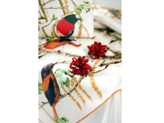 We love florals. Pañoleta de seda con estampados de flores y pájaros definen el look primaveral de CH Carolina Herrera. Y como accesorio perfecto: aretes de cristales en irresistible rojo.