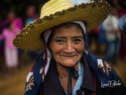 Que agradable encontrarse con un rostro añejado por el tiempo y suavizado por una sonrisa en la comunidad Las Hortensias, entre los verdes paisajes de Yamaranguila, Intibucá