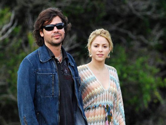 Hace poco se acaba de confirmar que la colombiana Shakira le fue infiel a su ex pareja. Desde que confirmó su relación con Gerard Piqué, se especuló con las fechas y se dijo que la cantante había engañado a Antonio De la Rúa con el futbolista. Sin embargo, también se rumoreó que el hijo del ex presidente también tenía una relación paralela