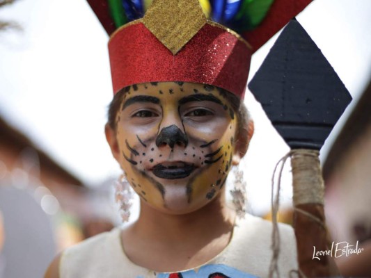 Cada julio, chicos y adultos se unen a la celebración de la Identidad Nacional en Gracias, donde desfilan con trajes y elementos que reflejan nuestra cultura y tradiciones ancestrales