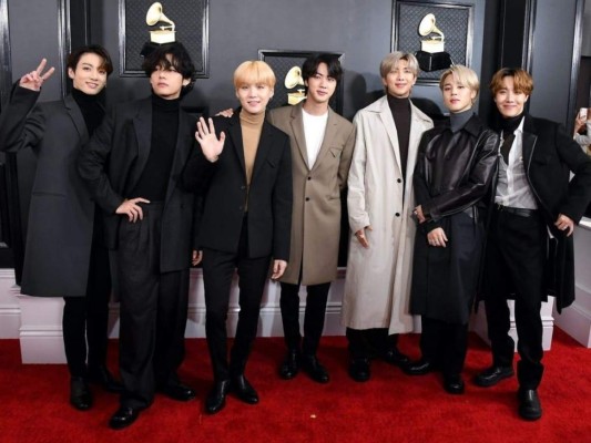BTS ha realizado giras internacionales, también ha sido el primer grupo de K-pop en presentarse en los Grammys, pues han tenido una gran trayectoria llena de éxitos a lo largo de estos años. Ahora los vemos posicionados en el número uno del Hot 100 de Billboard con Dynamite haciendo historia en el ranking, un éxito total en todo el mundo.