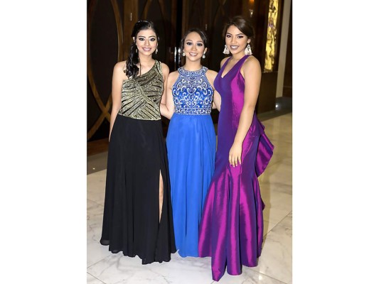 Nuevos bachilleres festejan en su Winter Prom   