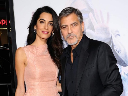 George Clooney (57 años) y Amal Alamuddin (41). El día que se conocieron, George desplegó de inmediato sus mejores tácticas de seducción para cautivar a Amal, después de que a ambos les presentara un amigo que tienen en común.