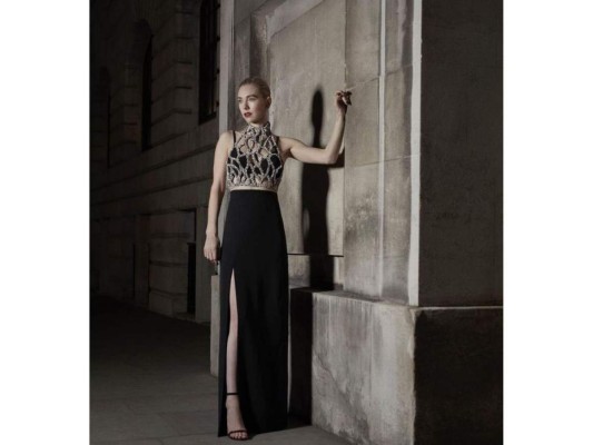Vanessa Kirby<br/>Givenchy se encargó de la elegancia de Kirby que destacaba su top metálico.<br/>