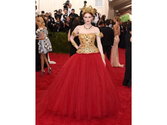 Karen Elson en un lujoso look by Dolce & Gabbana en la gala de 2015