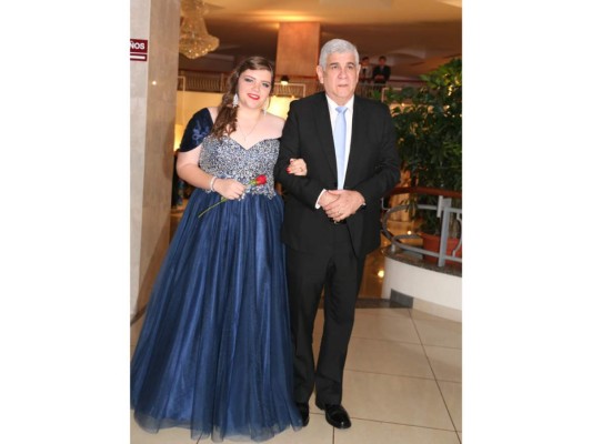 Desfile de seniors en la prom de Macris School