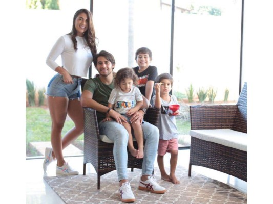Cristina tenía 29 años, era madre de tres hijos y estaba casada con el futbolista Iván Torres. Trabajaba como modelo para marcas dedicadas al fitness y a los deportes.
