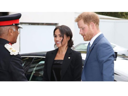 Meghan Markle y el príncipe Harry visten trajes en los premios WellChild