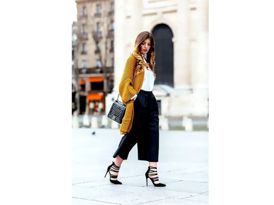 En cuanto a los zapatos, elige unas sandalias que den un toque sofisticado a tu ‘outfit’