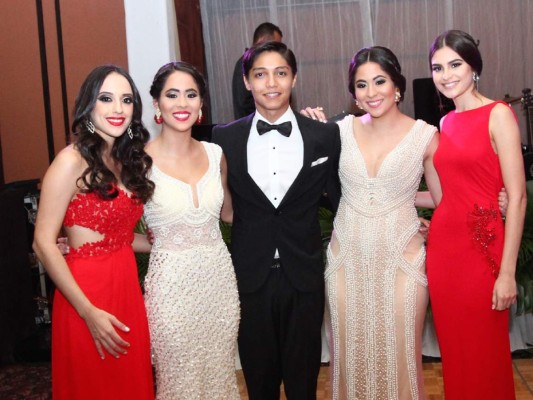 Adriana Fonseca, Karol Chahín, Sucrie Castillo, Karina Chahín y Ana Irías. Foto: Alex Muñoz.