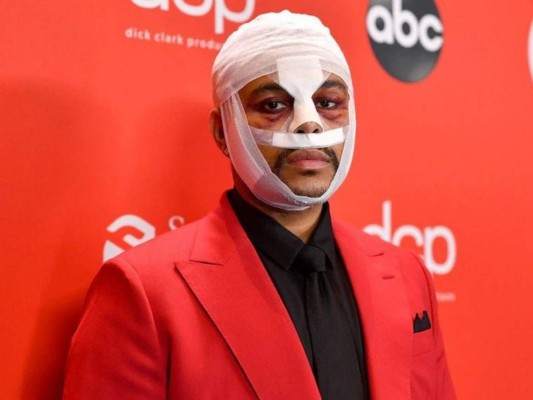 The Weeknd sorprendió al público y a sus fans con su look en los American Music Awards 2020 y, como era de esperarse, los memes no tardaron en salir a la luz. El cantante apareció con su rostro totalmente vendado, así que mira los divertidos memes que han creado.
