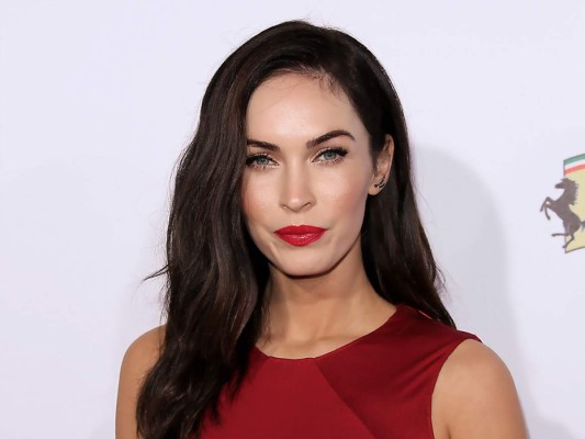 Megan Fox<br/>Las chicas de su clase la excluían de tener cualquier tipo de acercamiento hacia ellas, por las aspiraciones que tenia por querer ser actriz, por eso siempre se le veía con la amistad de sus compañeros.