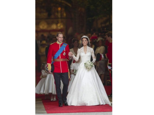 Diez años después de conocerse en la Universidad, Kate Middleton y William se dieron el “sí quiero” en la abadía de Westminster el 29 de abril de 2011. El traje de la novia estaba diseñado por Sarah Burton, directora creativa de Alexander McQueen.