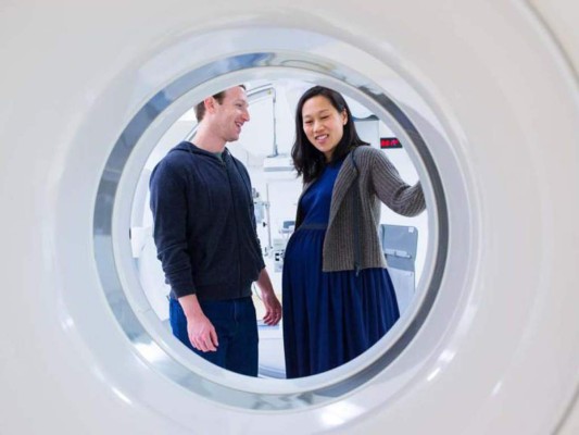 Noviembre 7, 2015. Junto a Priscilla Chan en el Hospital General Zuckerberg de San Francisco