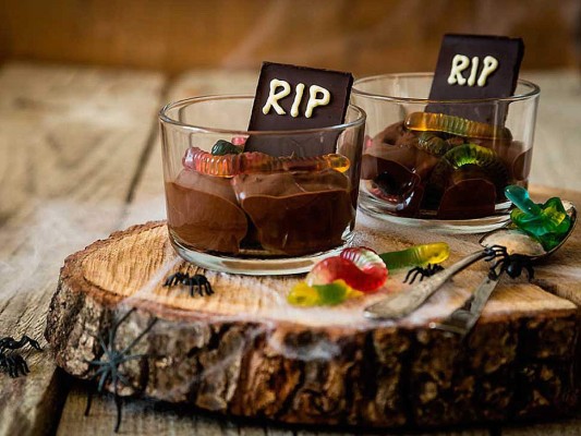 Mousse de chocolate de MIedo<br/>Especial para los pequeños y fácil de hacer, todos sus ingredientes los puedes encontrar en el supermercado, te espantara con tanto sabor a chocolate<br/>Para 6 mousses<br/>Ingredientes:<br/>180 gramos de chocolate fondant o chocolate a la taza, 100 gramos de mantequilla, 100 gramos de azúcar 4 huevos y para decorar serpientes de goma y chocolatinas<br/>