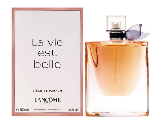 LA VIE EST BELLE fue creado a partir de la inspiración de Lancôme en Le Succès, uno de los postres más famosos de Lenotre, la mítica pastelería parisina. Femenina y con identidad propia, mezcla el aroma de la tuberosa con la flor de azahar, jazmín y avellana.