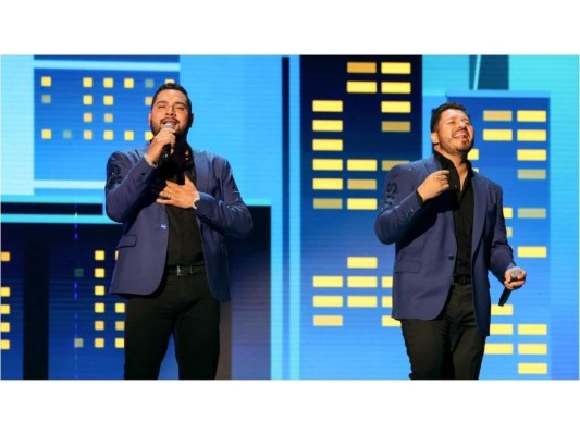 Banda MS subió al escenario para interpretar su canción 'Qué Maldición', que encabeza las listas de éxitos.