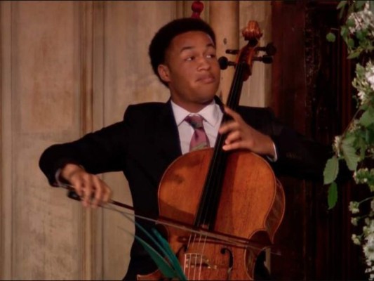 4. La interpretación de Sheku Kanneh-Mason: El joven chelista nombrado el ''Joven Músico del Año'' por la BBC tuvo una participación celestial en la boda real ejecutando las piezas Sicilienne de Maria Theresia Von Paradis, After a Dream de Gabriel Faure y ha finalizado con Ave María de Franz Schubert.