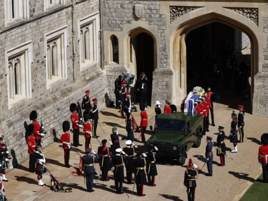 El funeral del duque de Edimburgo se llevó a cabo en la Capilla de San Jorge, que está ubicado dentro del Castillo Windsor. Los 30 familiares invitados llegaron a rendir sus respetos tomando en cuenta las medidas de bioseguridad.