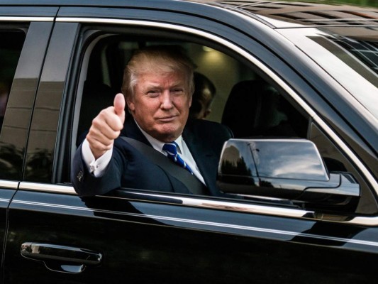 1. Ama los autos - y mejor aún, los colecciona-. Su marca de coches favorita es Rolls-Royce, de ahí que cuida al máximo su modelo Silver Cloud, de 1956, y un Phantom 2015. Pero eso no es nada, Donald Trump fue uno de los primeros usuarios de los Estados Unidos en tener un Mercedes-Benz SLR McLaren, con su particular apertura de puertas hacia arriba. Los deportivos son su debilidad, por eso su lista incluye un Bentley Continental GT, que alcanza una velocidad máxima de 303 km/h. A esta colección se suman un Maybach, un Ferrari y un Mercedes-Benz S 600. ¿Quieres más? Esto seguro te sorprenderá: el magnate tiene una moto personalizada por Orange County Choppers, quienes la diseñaron con piezas de oro de 24 kilates. Lo que no sabemos es si en los próximos años tendrá la oportunidad de manejarla.