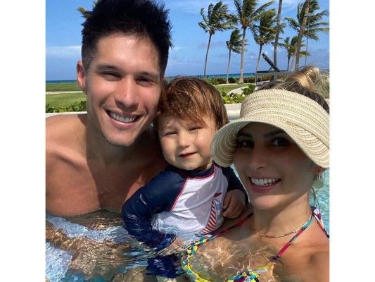 Chyno Miranda junto a tu hermosa familia