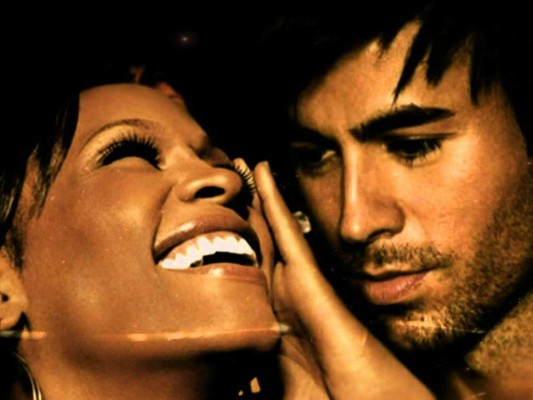.Whitney Houston y Enrique Iglesias<br/> Un tema que sorprendió en el año 1999 fue ''Could I Have This Kiss Forever'', interpretado por la diva de la música Whitney Houston y Enrique Iglesias ¿ Lo recuerdas?<br/>