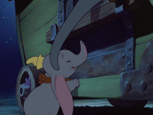 Pinocho y Fantasía no pudieron tener el éxito que tuvo el primer largometraje de Disney, pero Dumbo sí. Salió en 1941.