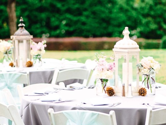 Ilumina con linternas para un efecto romántico. Lucen espectaculares tanto de día como de noche. Son tan versátiles que se pueden colgar del techo del lugar de recepción o de árboles, si es en un jardín. Pueden ser iguales o distintas, individuales o en grupos. Se pueden ubicar en las repisas de las ventanas, entradas, gradas y como centros de mesa. Son igual de impactantes con una vela para una boda de noche o llenas de flores para una de día.