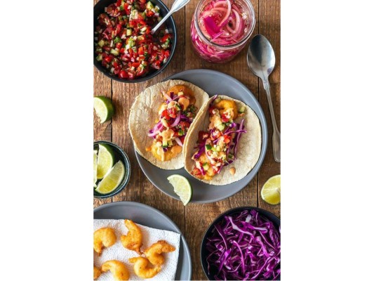 2. Cocina sus platos favoritos. La comida es una manera ideal de llegar al corazón. Puedes hacerle a mamá su comida favorita y si no pueden comerla juntas envíale la comida y disfrútenla juntas en video llamada. En mi caso le haré tacos de mariscos, pescado en panko, camarones tempura y pulpo a la parrilla, ensalada repollo morado, cebolla morada, salsa chipotle, salsa de cilantro y jalapeños, todo sobre tortillas de maíz amarillo. Estos ingredientes fueron enviados a la puerta de mi casa por el supermercado así que cualquier persona puede tener acceso a ellos.