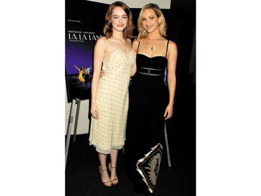 Sus mejores amigas son Jennifer Lawrence, Martha MacIsaac y Sugar Lyn Beard, con quienes disfruta viendo comedias antiguas en la tele. “No hablamos de cine, hablamos de nues-tras cosas, de nuestros temores, de nuestras vulnerabilidades”